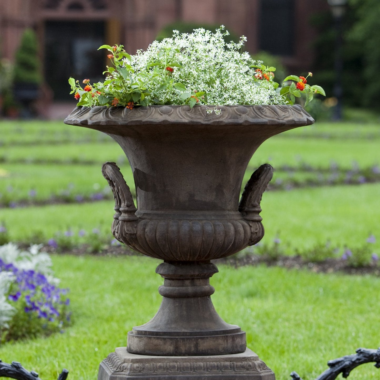 Campania Smithsonian L'Enfant Urn Garden Planter